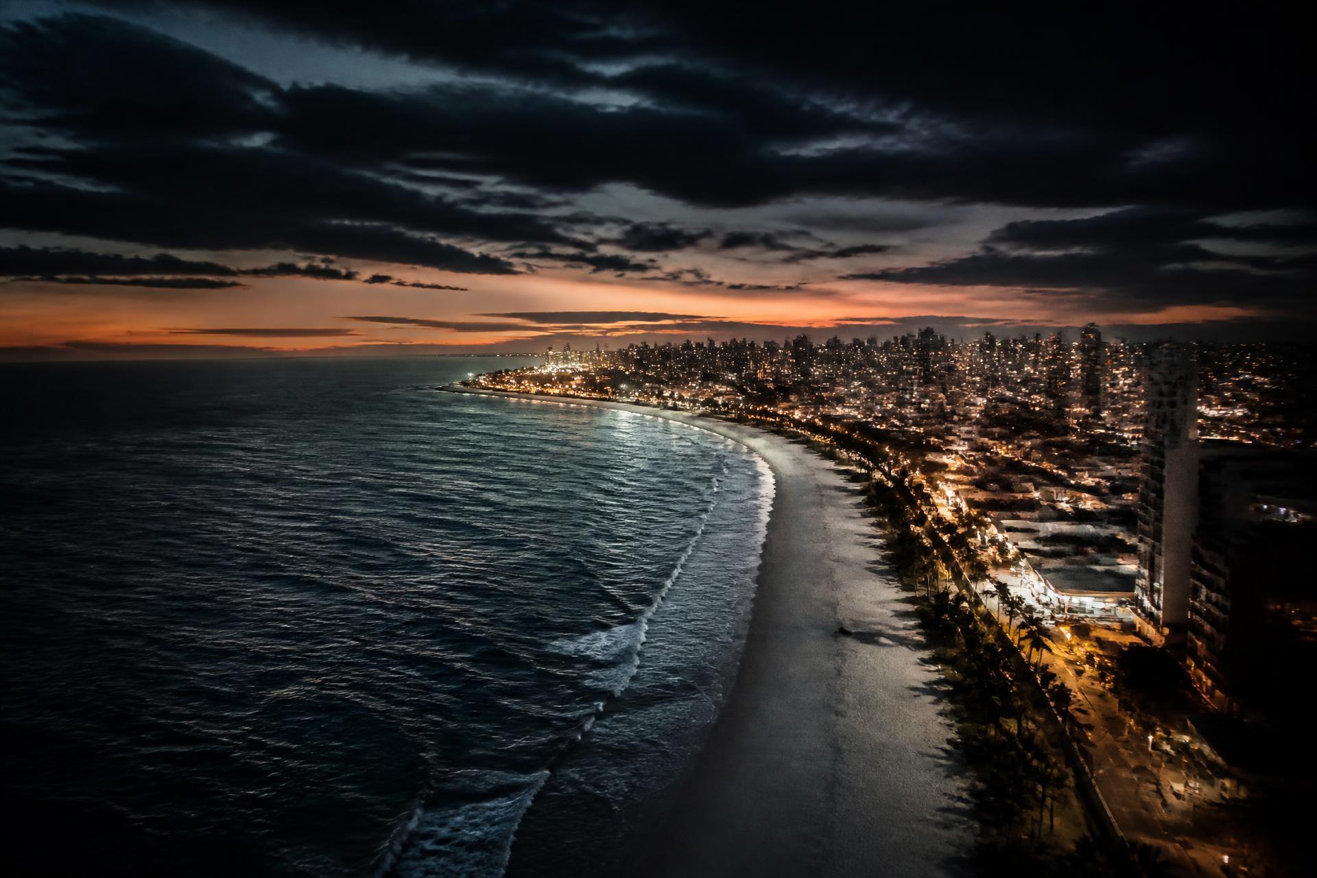 Vista aérea do litoral de Salvador, Bahia, ao entardecer
